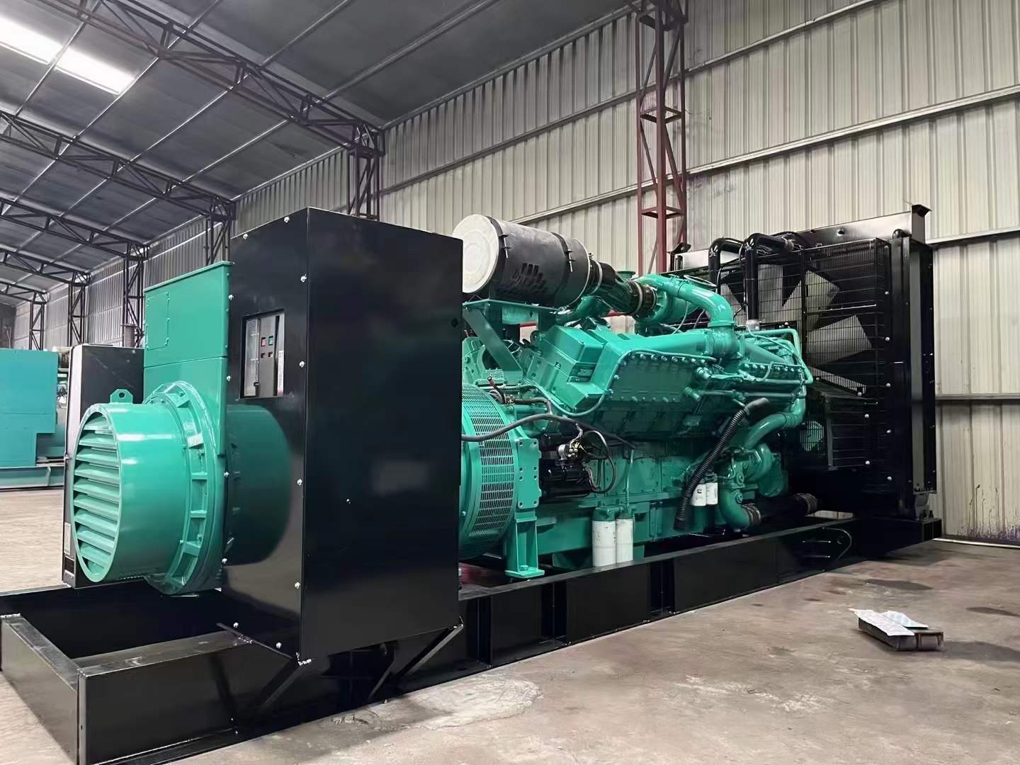 马龙如何降低 800kW 柴油发电机输出电流的波动？