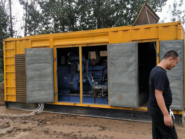 马龙进行柴油发电机组电瓶容量测试时，有哪些注意事项？